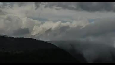4K延时拍摄风起云涌的群山视频的预览图